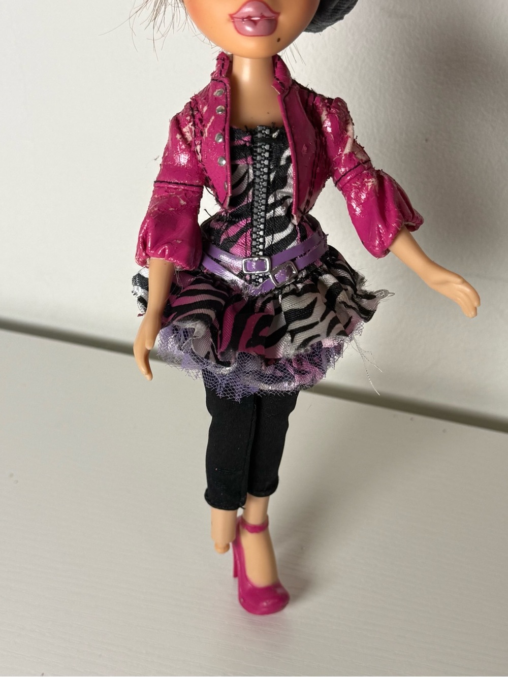 Bratz Twiins Phoebe Outfit [Missing a heel] [jacket is peeling/cracking]